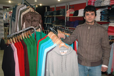Futbolcuydu esnaf oldu. Futbolcuydu esnaf oldu.